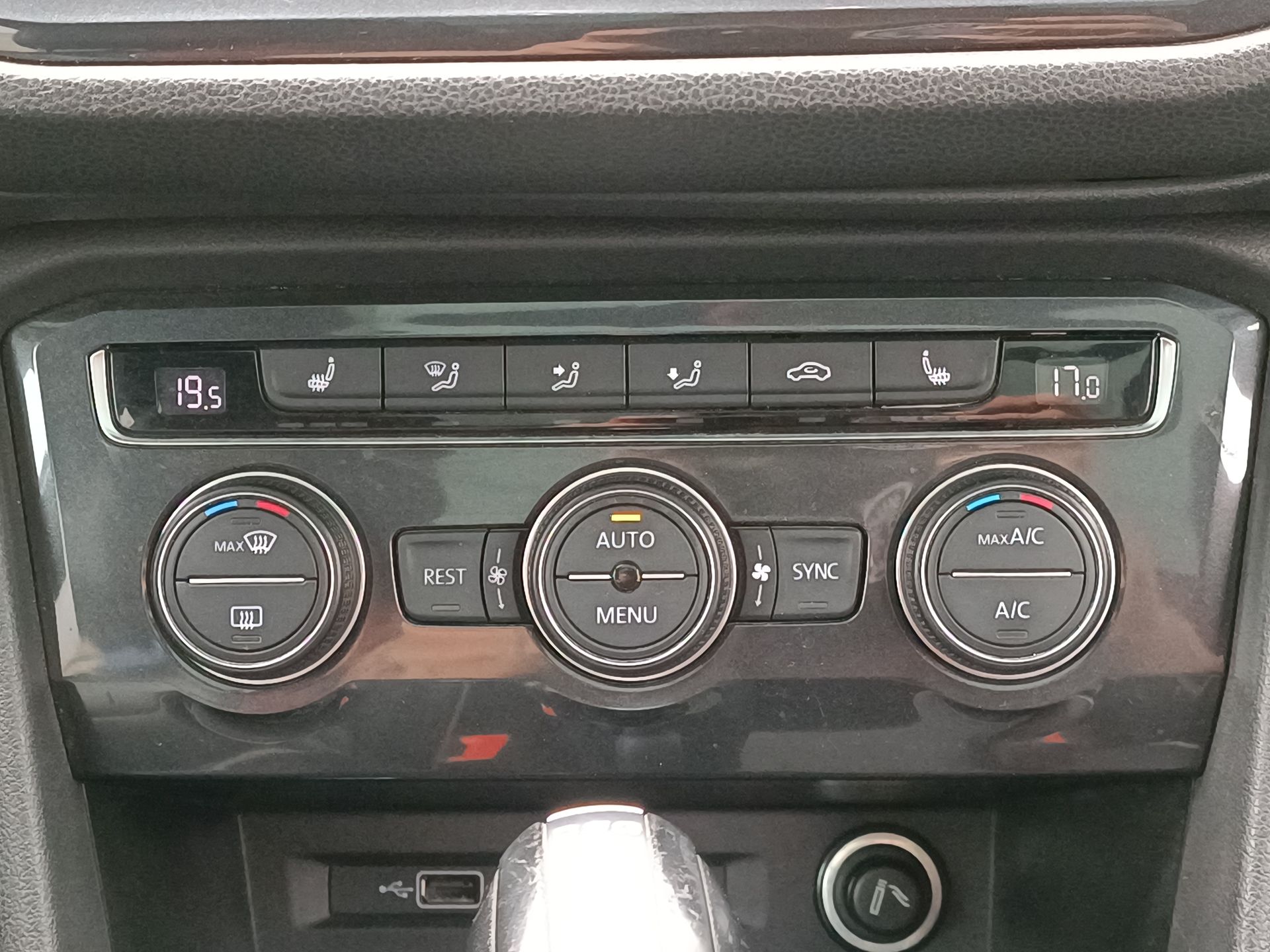 VOLKSWAGEN - 26