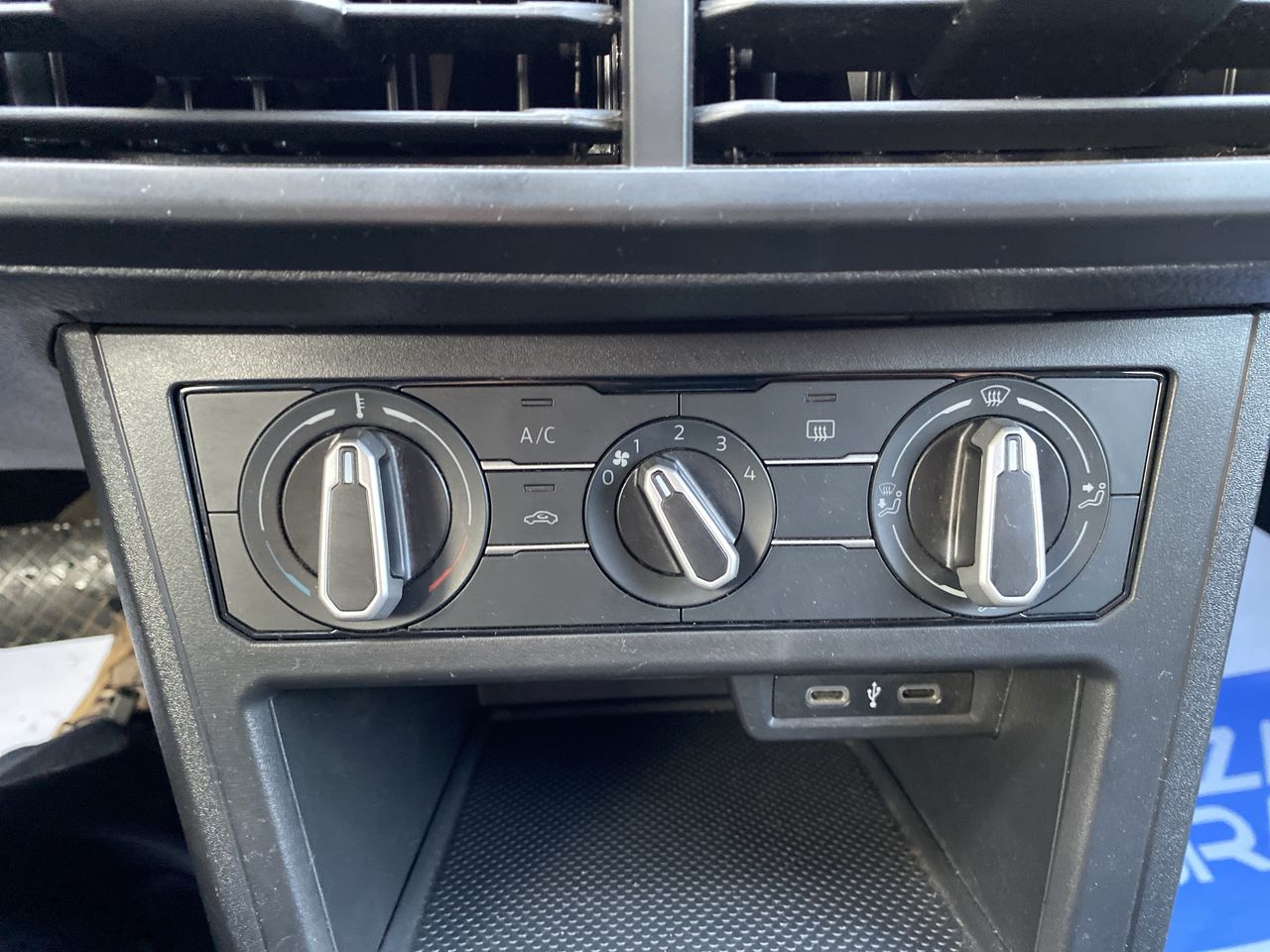 VOLKSWAGEN - 29