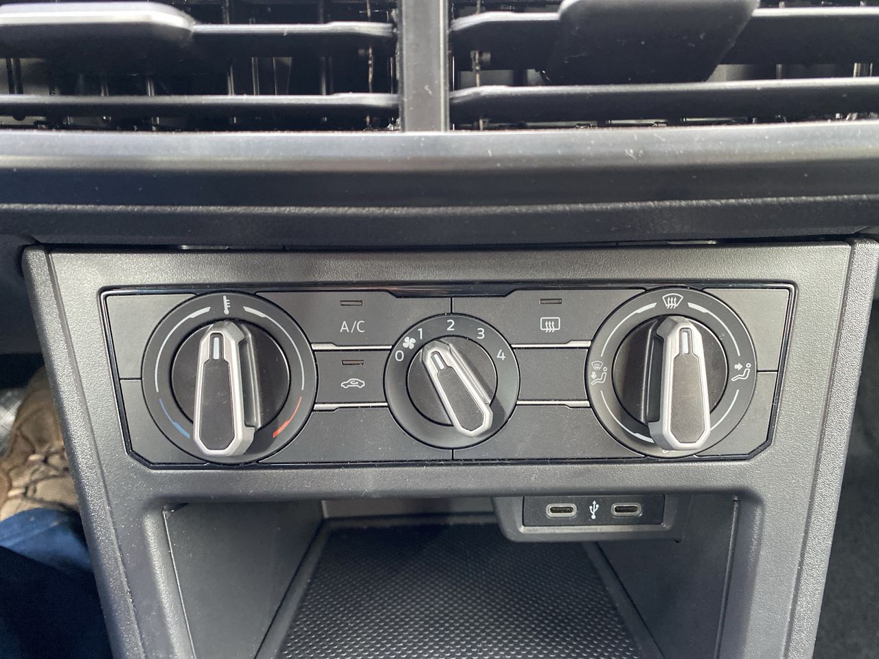 VOLKSWAGEN - 29