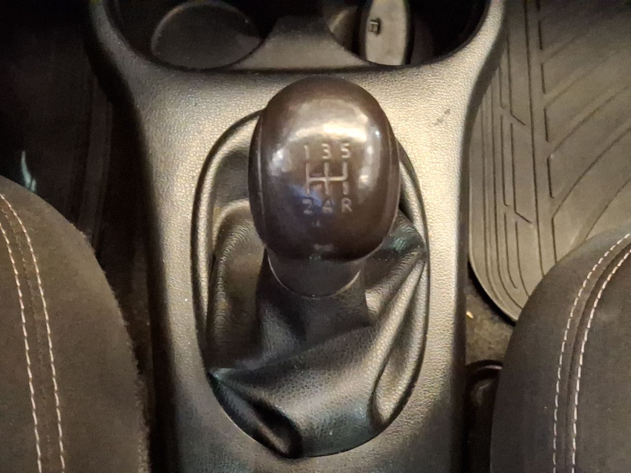 Nissan Versa — foto 21 de 25