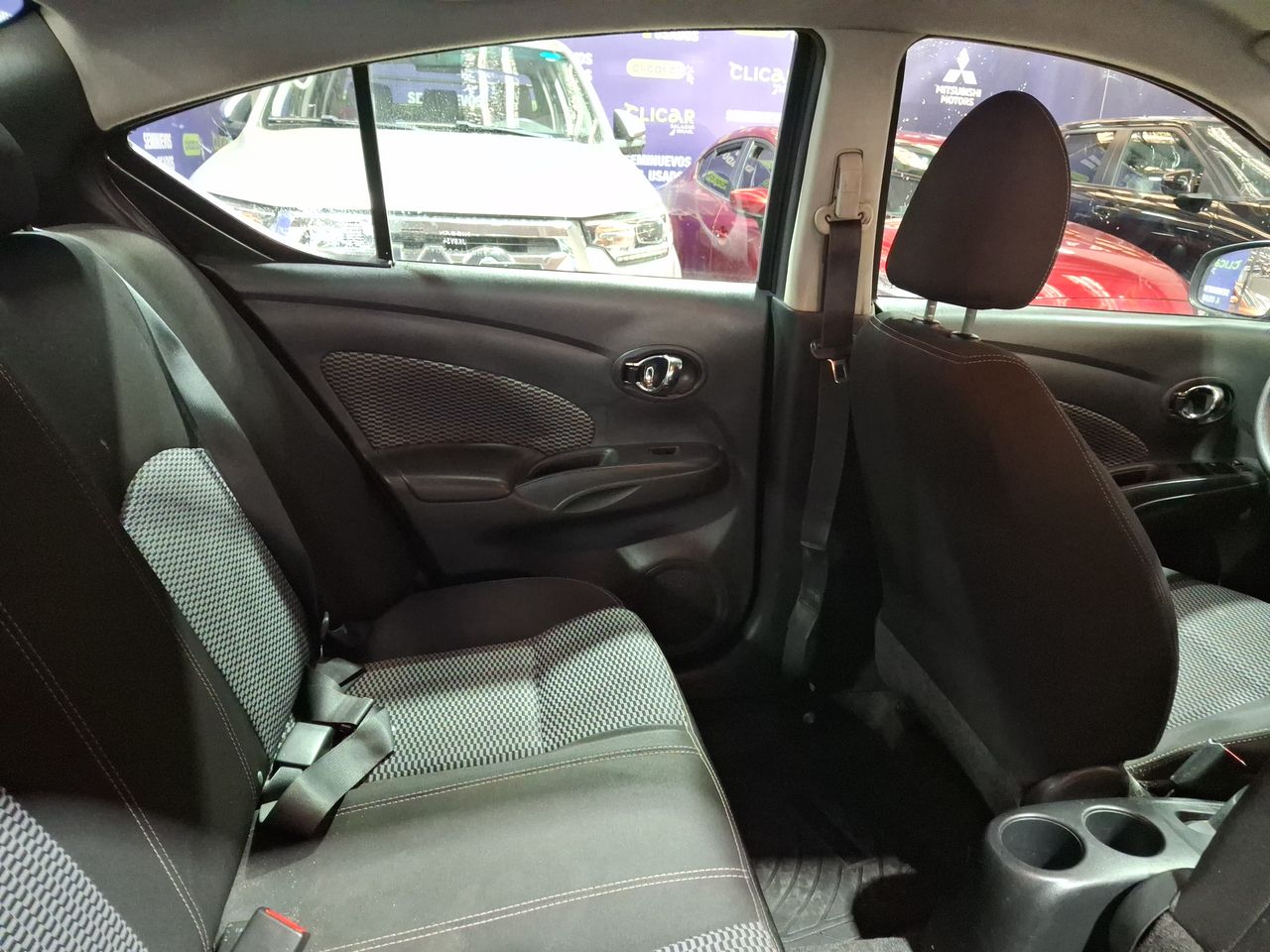 Nissan Versa — foto 8 de 25
