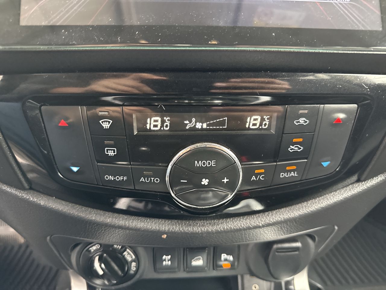 Nissan Np300 — foto 23 de 27