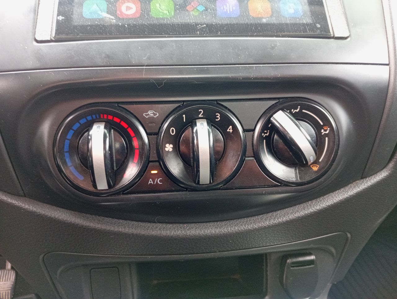 Nissan Np300 — foto 28 de 33