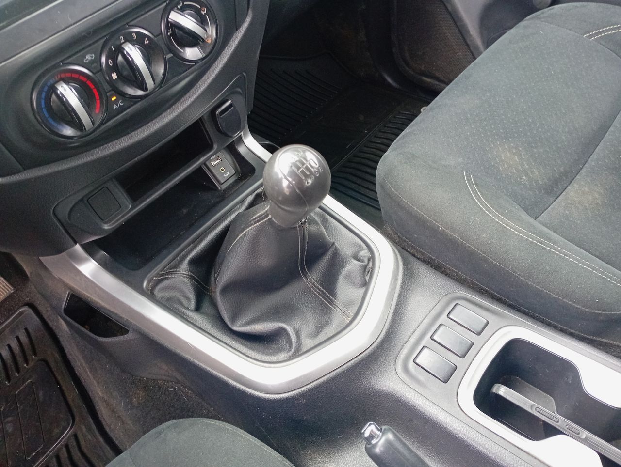 Nissan Np300 — foto 29 de 33