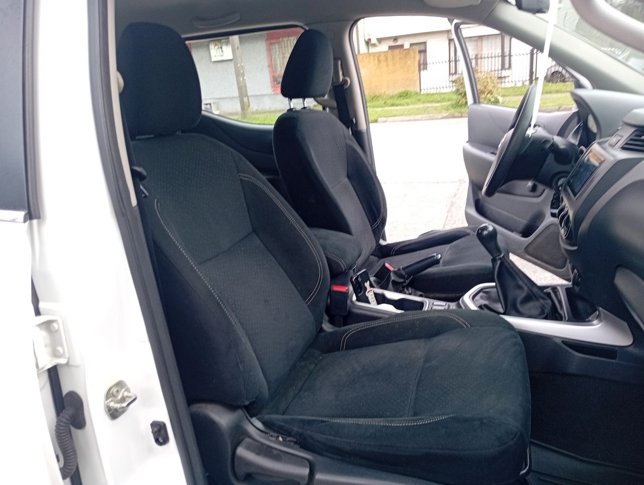 Nissan Np300 — foto 31 de 33