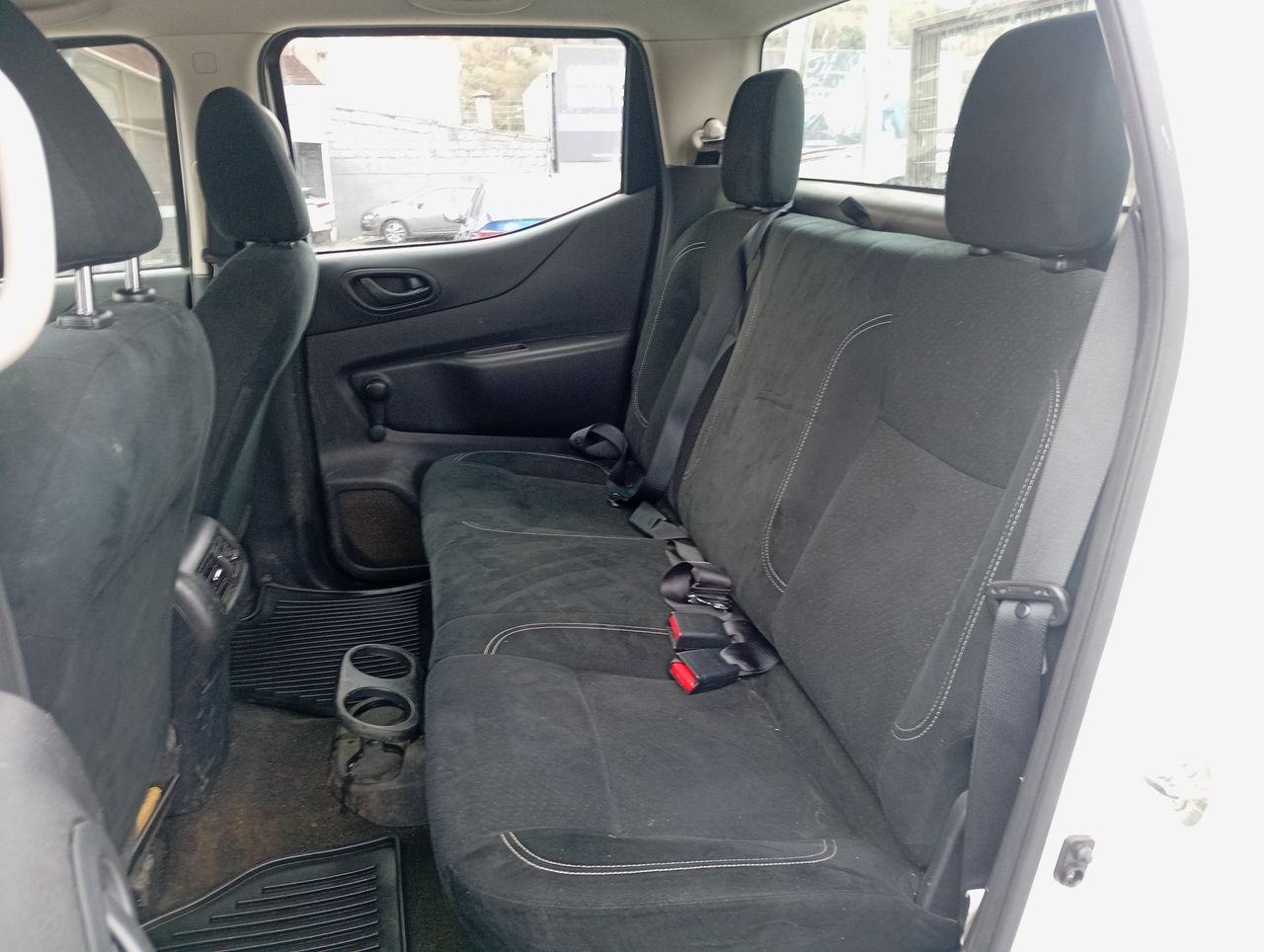 Nissan Np300 — foto 32 de 33