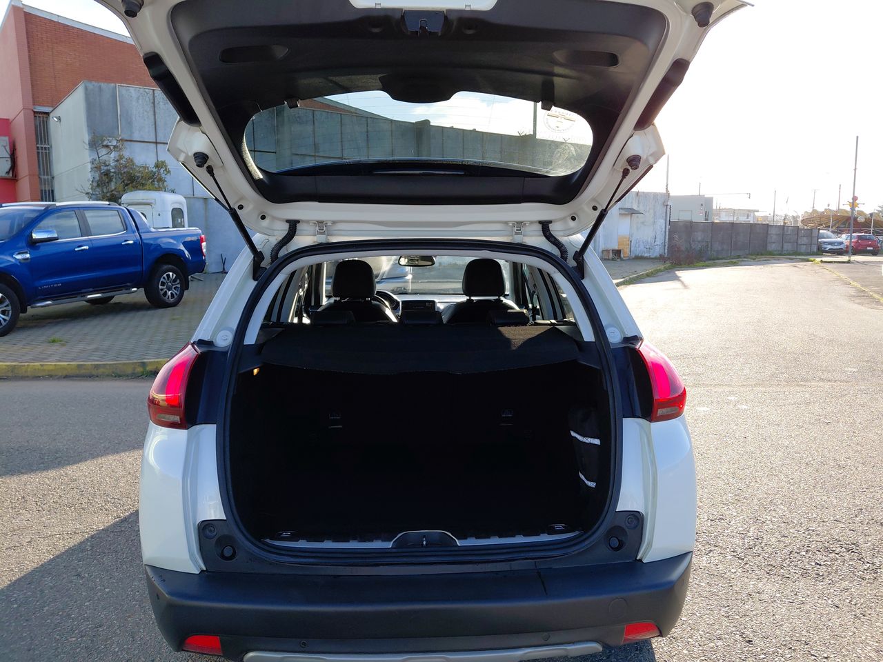 Peugeot 2008 — foto 21 de 32
