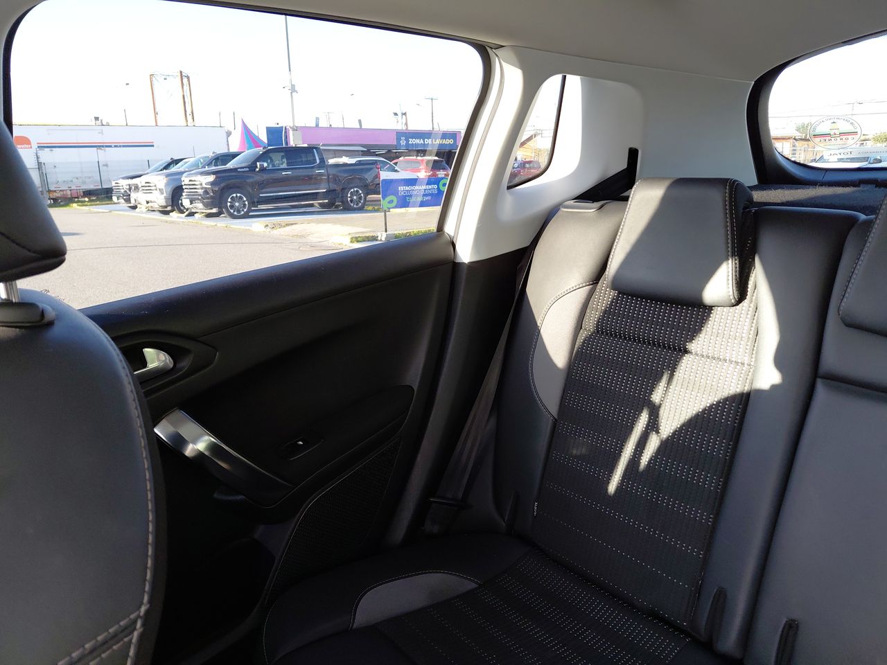 Peugeot 2008 — foto 12 de 32