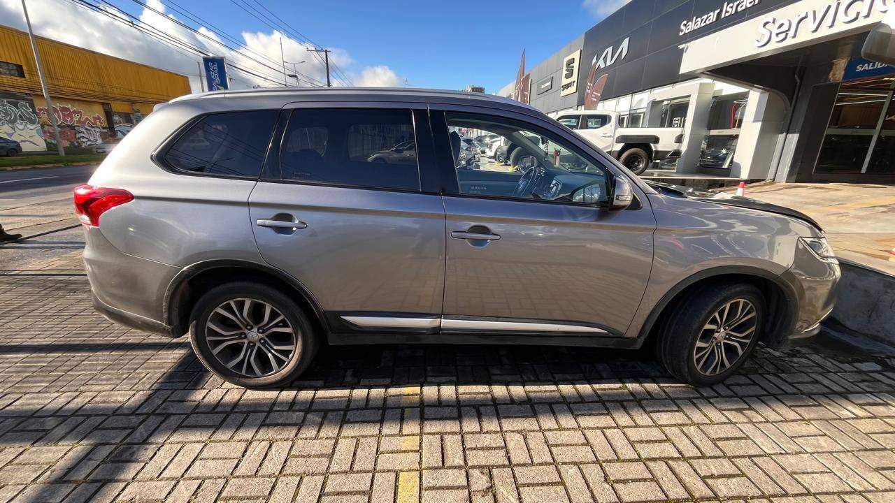 Mitsubishi Outlander — foto 4 de 7