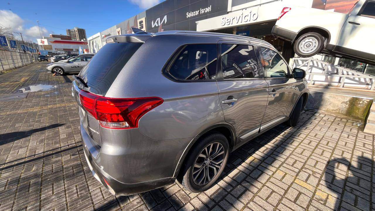 Mitsubishi Outlander — foto 5 de 7