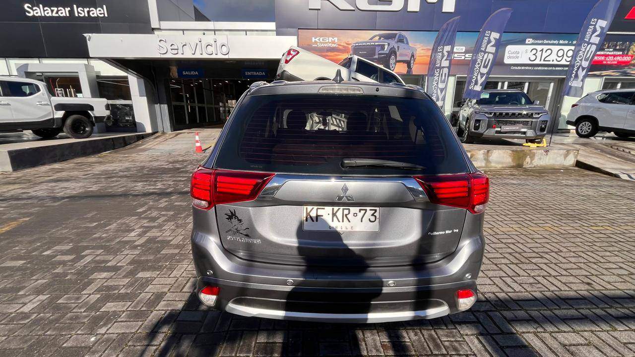 Mitsubishi Outlander — foto 6 de 7
