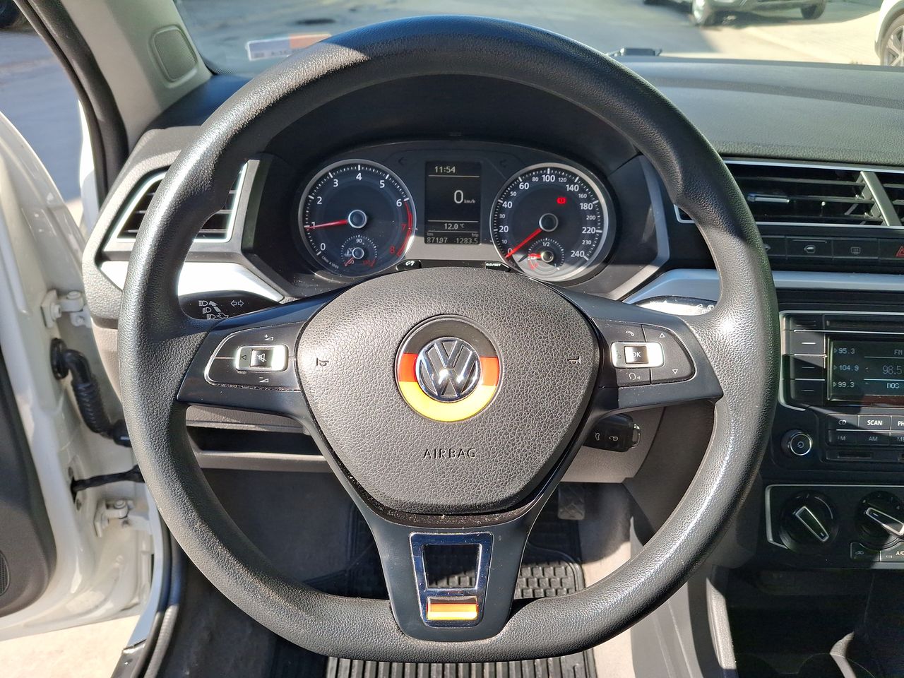 VOLKSWAGEN - 24