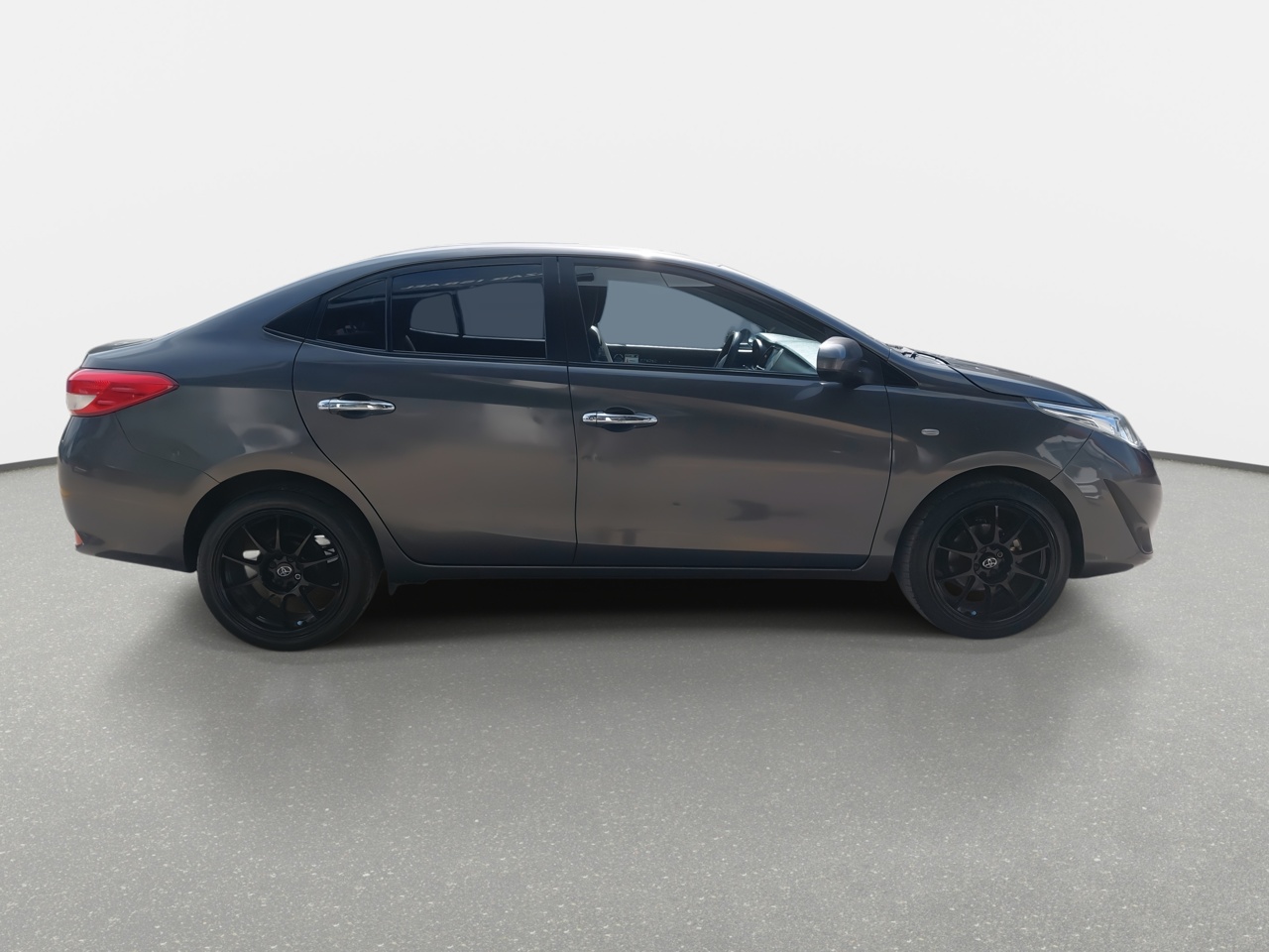 Toyota Yaris — foto 9 de 34