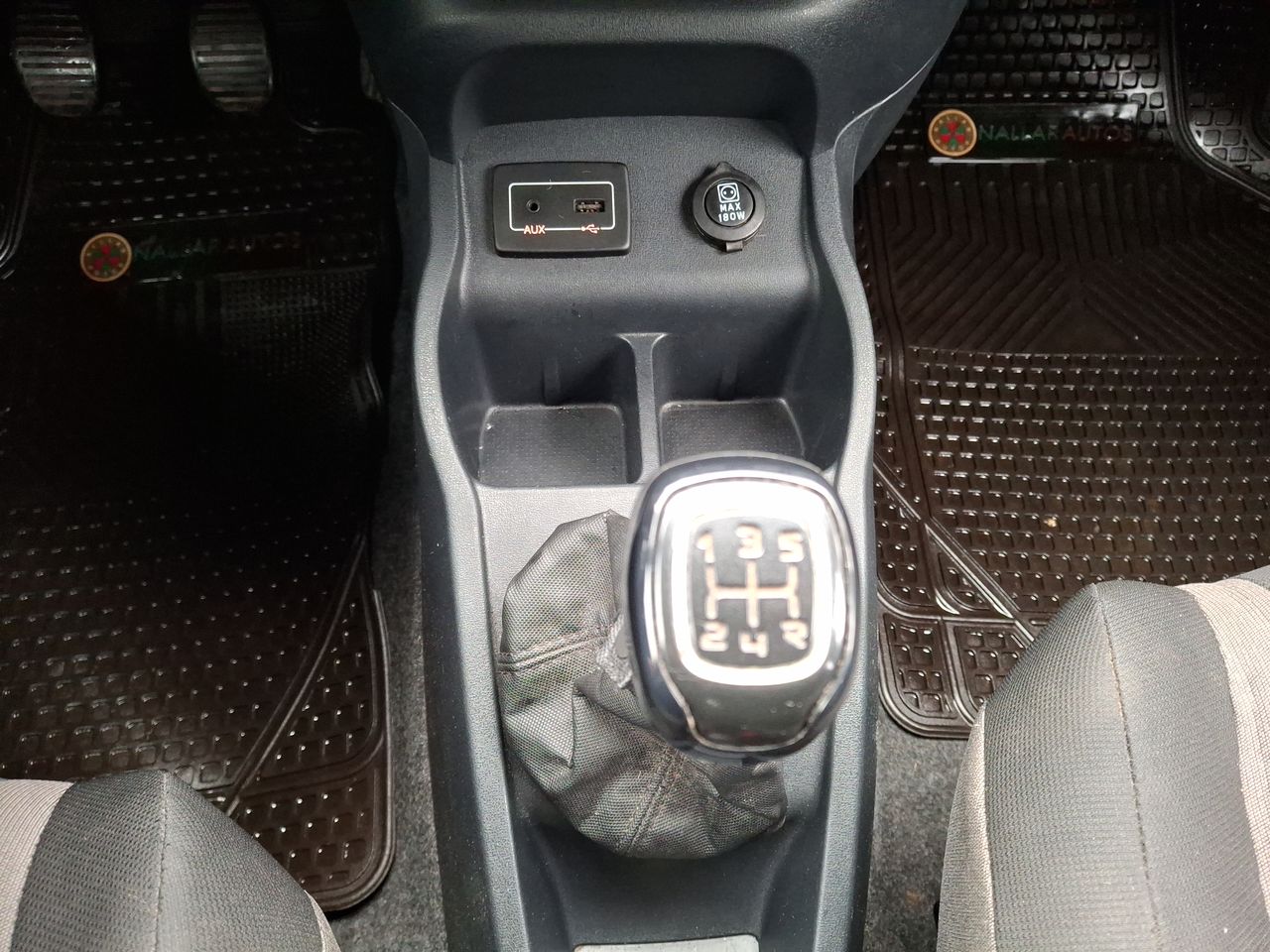 Nissan Versa — foto 30 de 33
