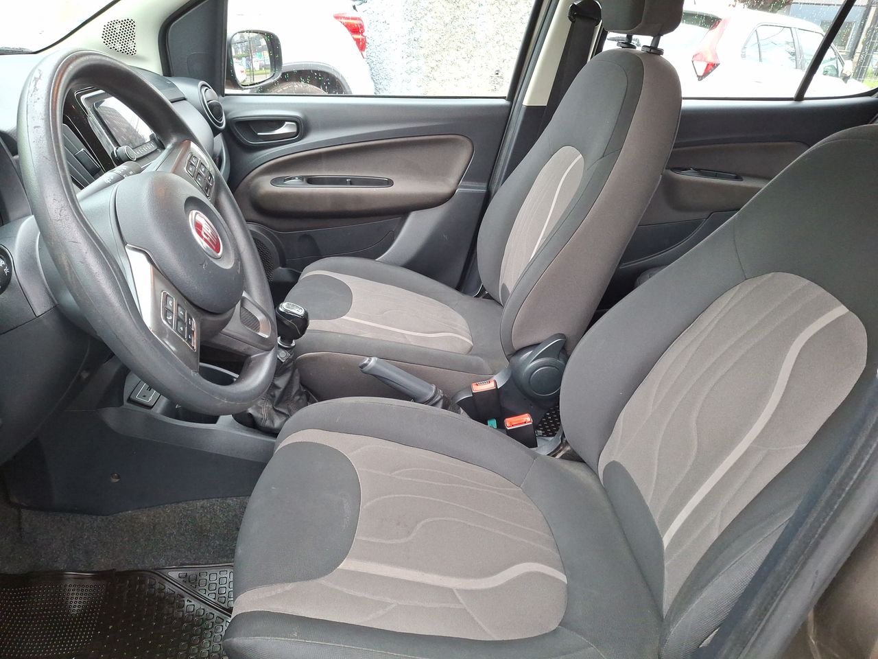 Nissan Versa — foto 24 de 33