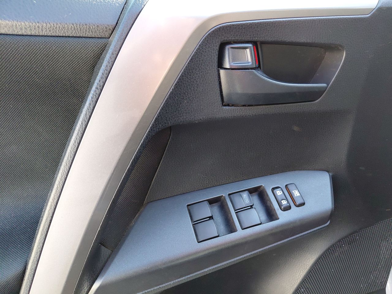 Toyota RAV4 — foto 24 de 36