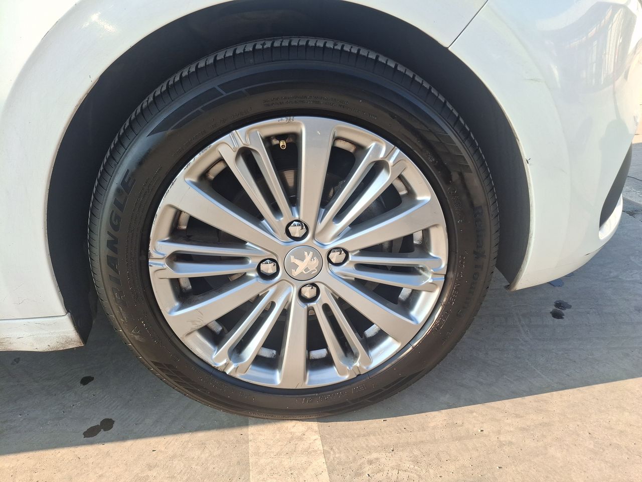 Peugeot 208 — foto 18 de 31