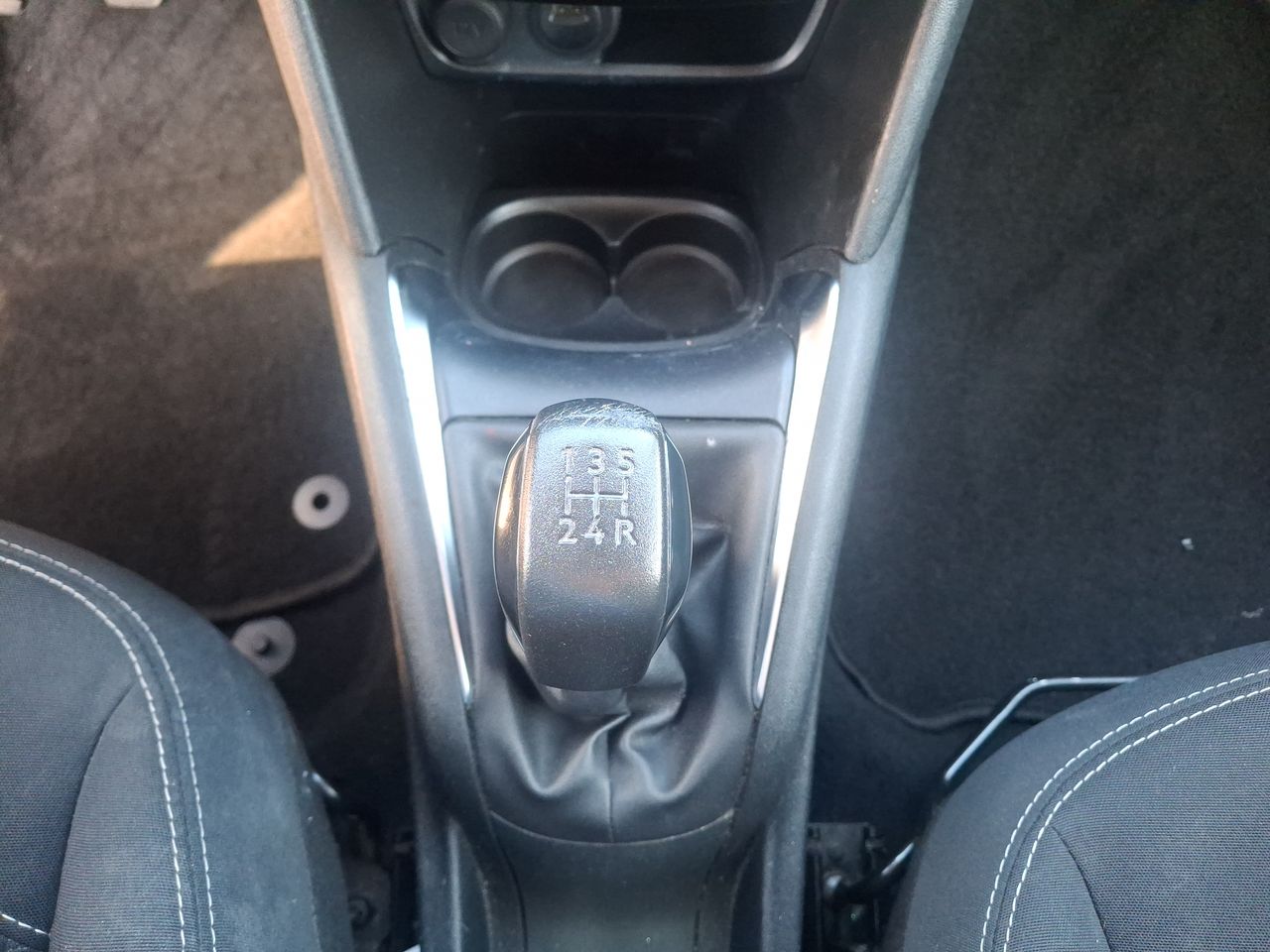 Peugeot 208 — foto 30 de 31