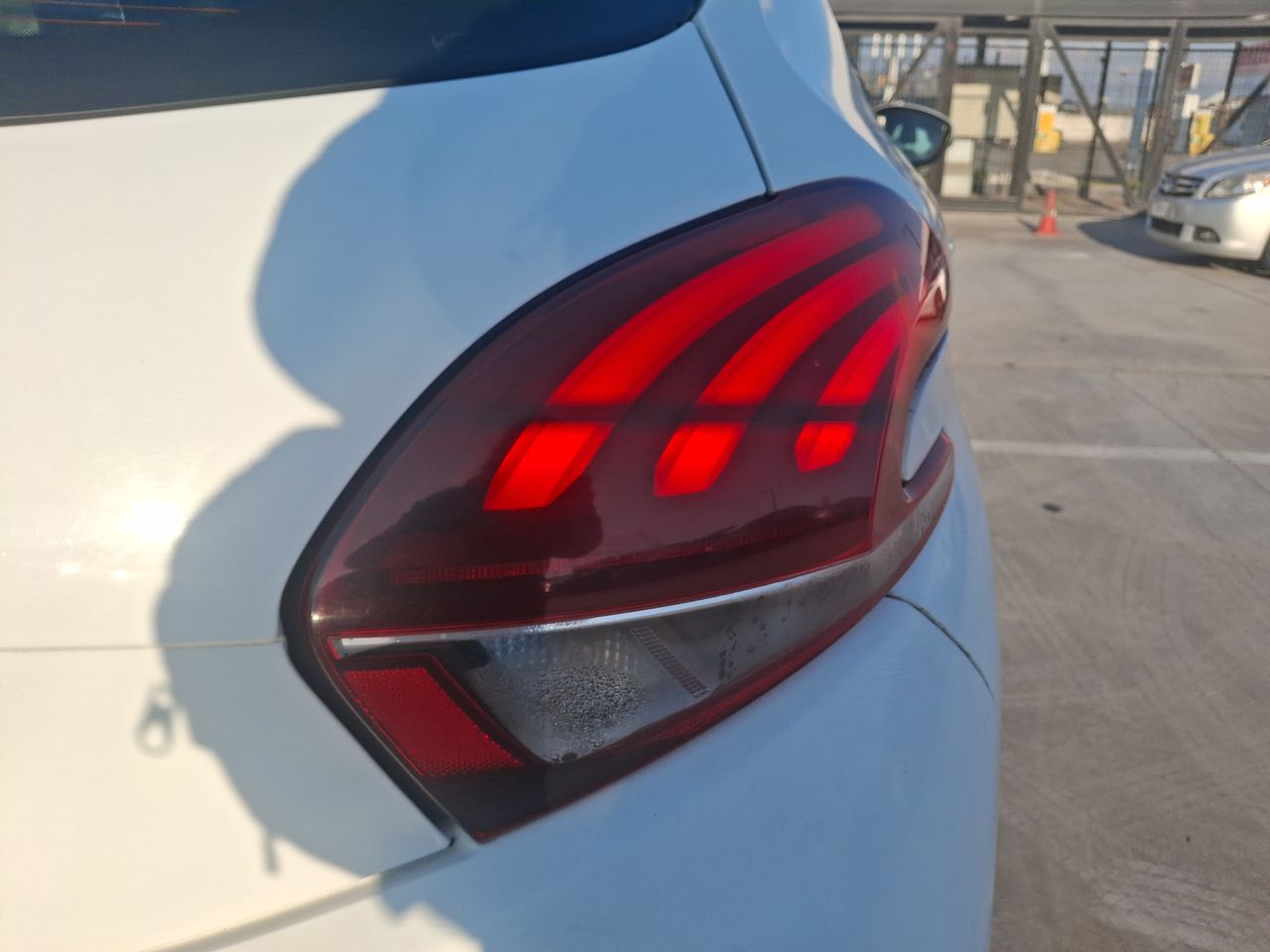 Peugeot 208 — foto 21 de 31