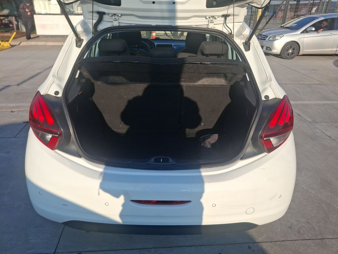Peugeot 208 — foto 22 de 31