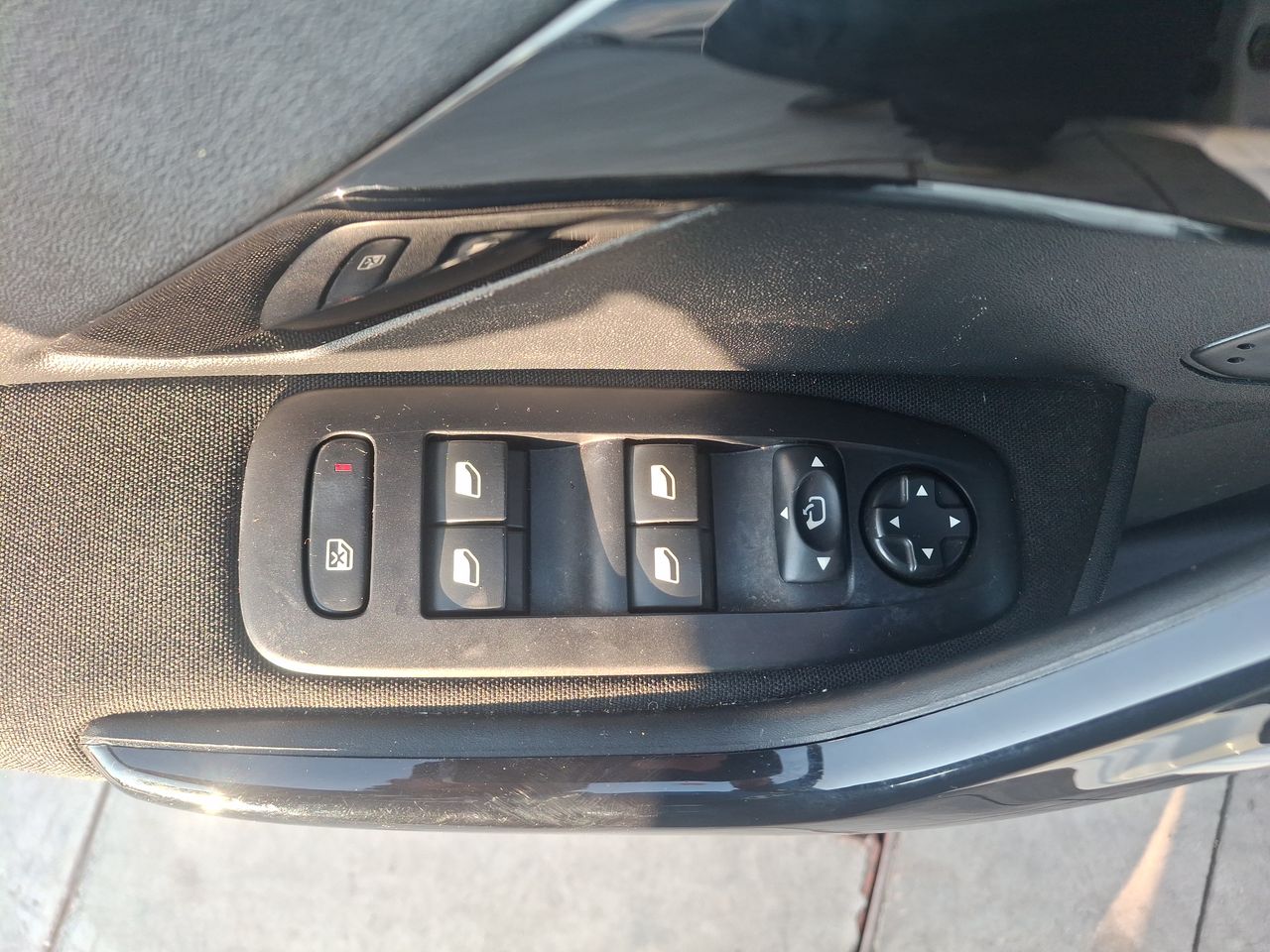 Peugeot 208 — foto 23 de 31