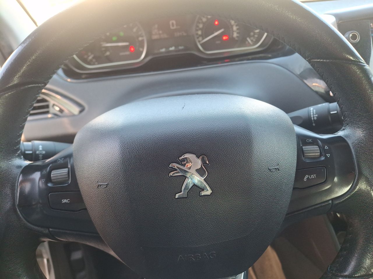 Peugeot 208 — foto 25 de 31