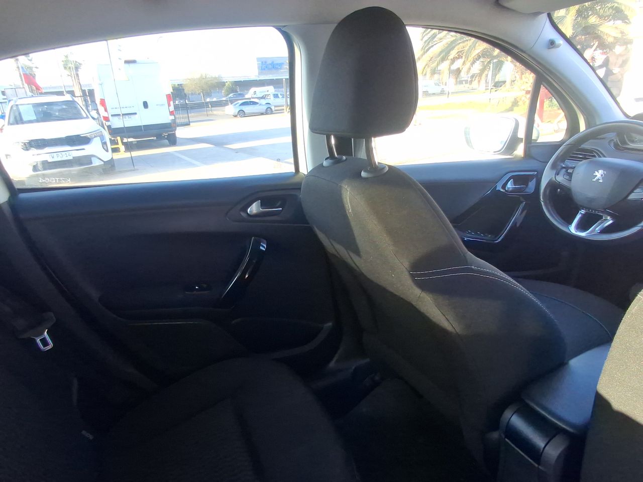 Peugeot 208 — foto 16 de 31