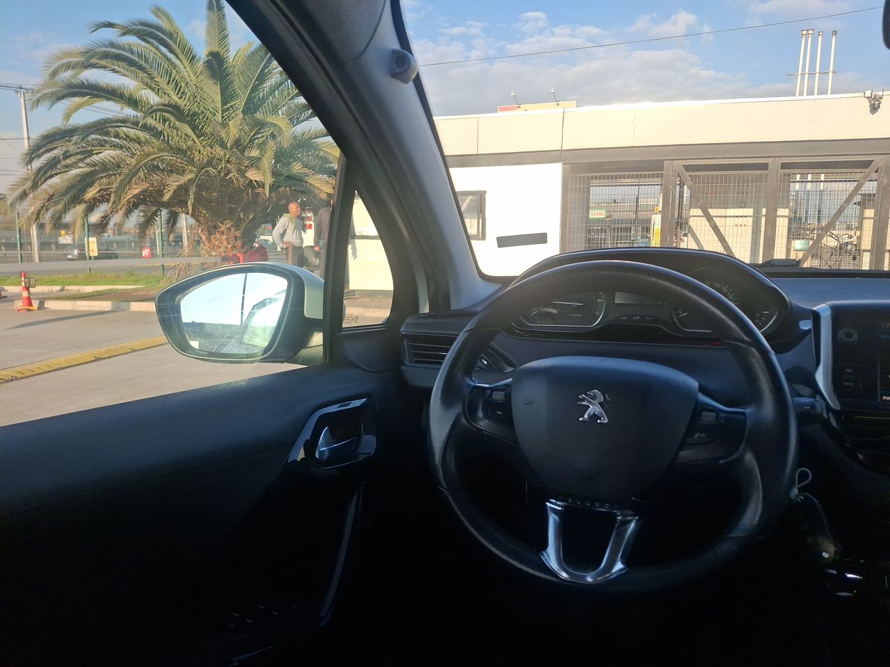 Peugeot 208 — foto 17 de 31