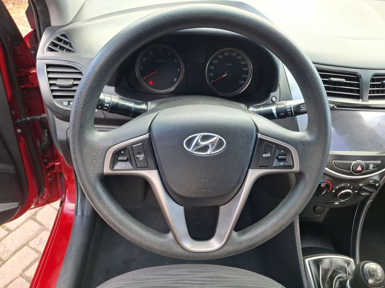 Hyundai Accent — foto 17 de 26
