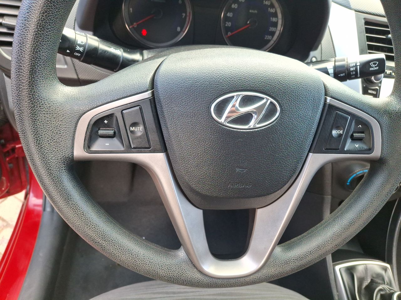 Hyundai Accent — foto 18 de 26