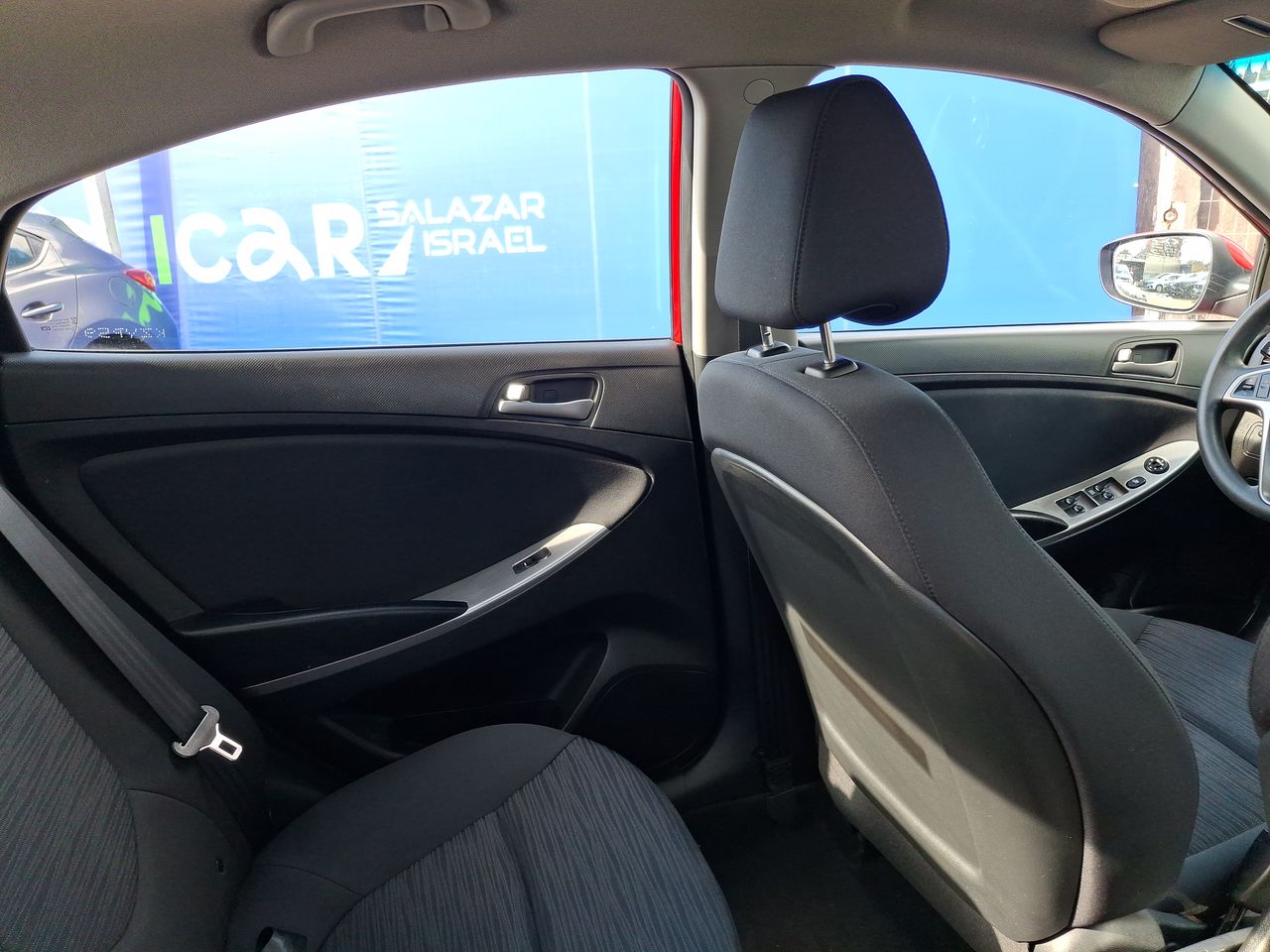 Hyundai Accent — foto 8 de 26