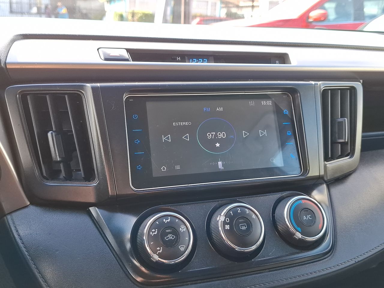 Toyota RAV4 — foto 21 de 27