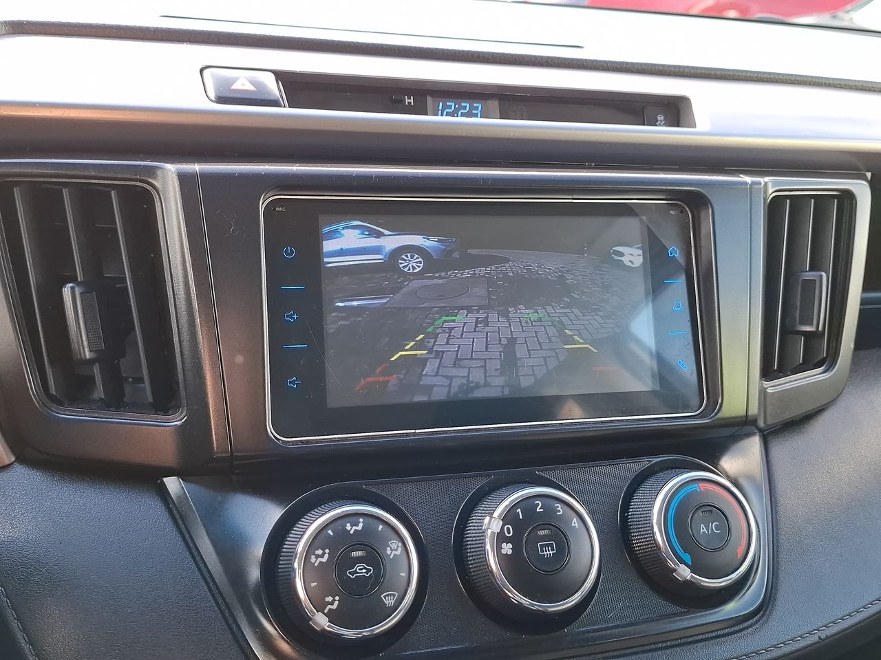 Toyota RAV4 — foto 22 de 27