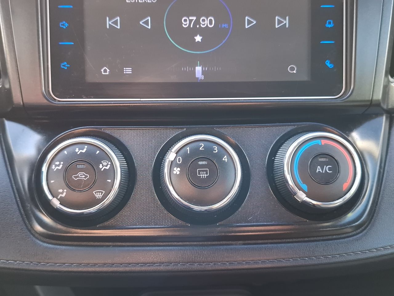 Toyota RAV4 — foto 23 de 27