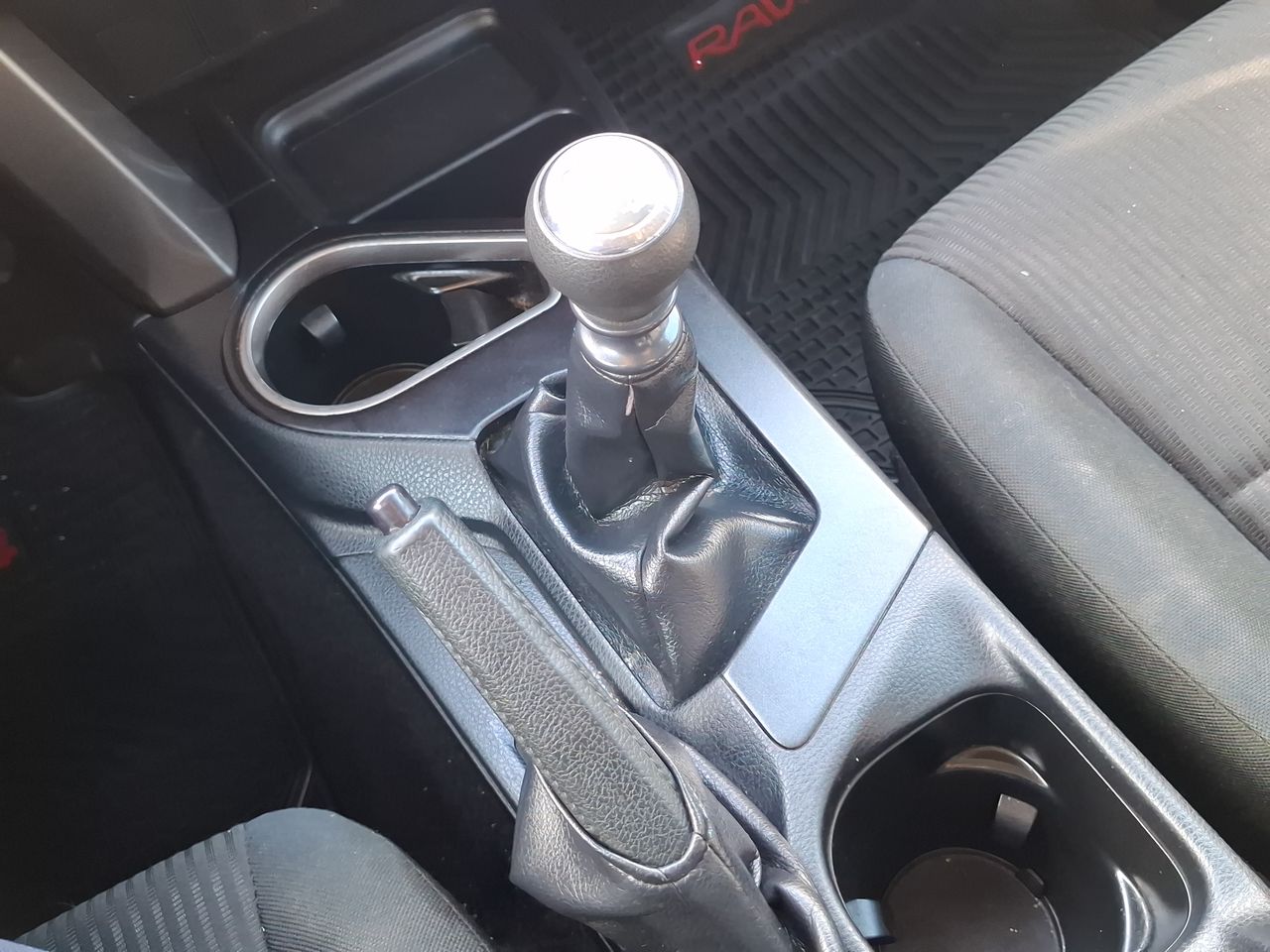 Toyota RAV4 — foto 24 de 27