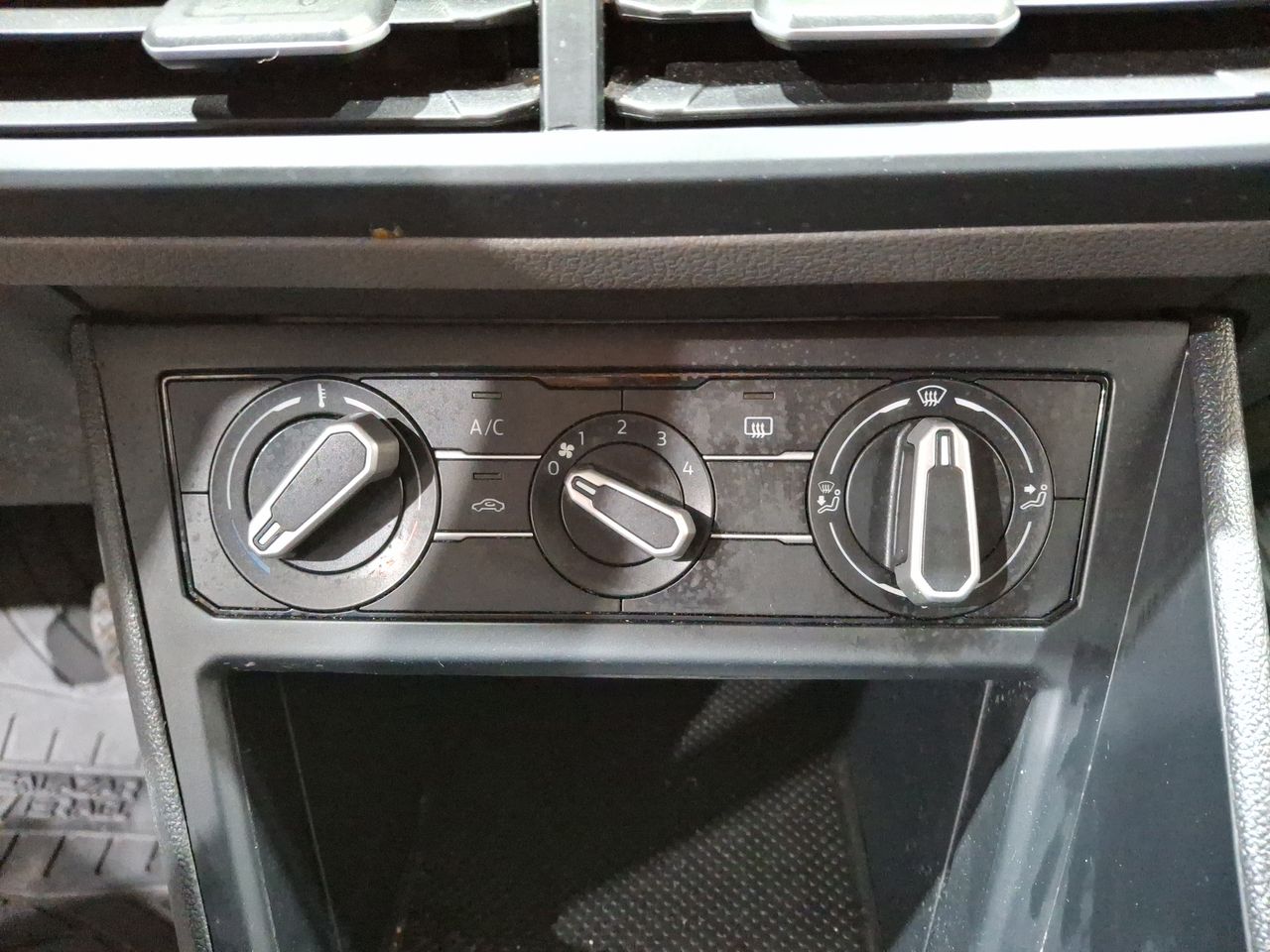VOLKSWAGEN - 27