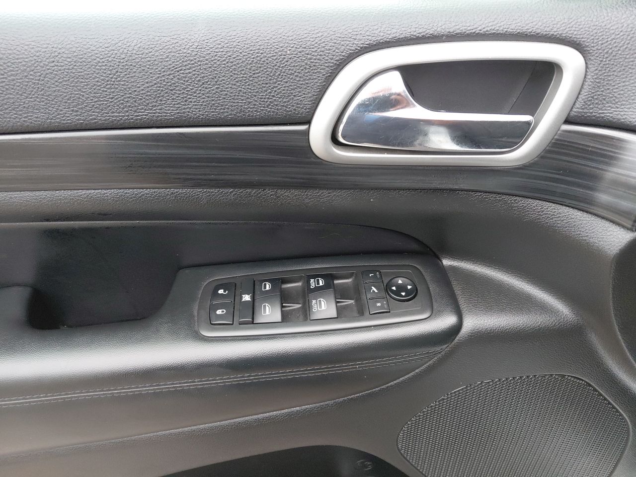 Jeep Grand Cherokee — foto 14 de 27