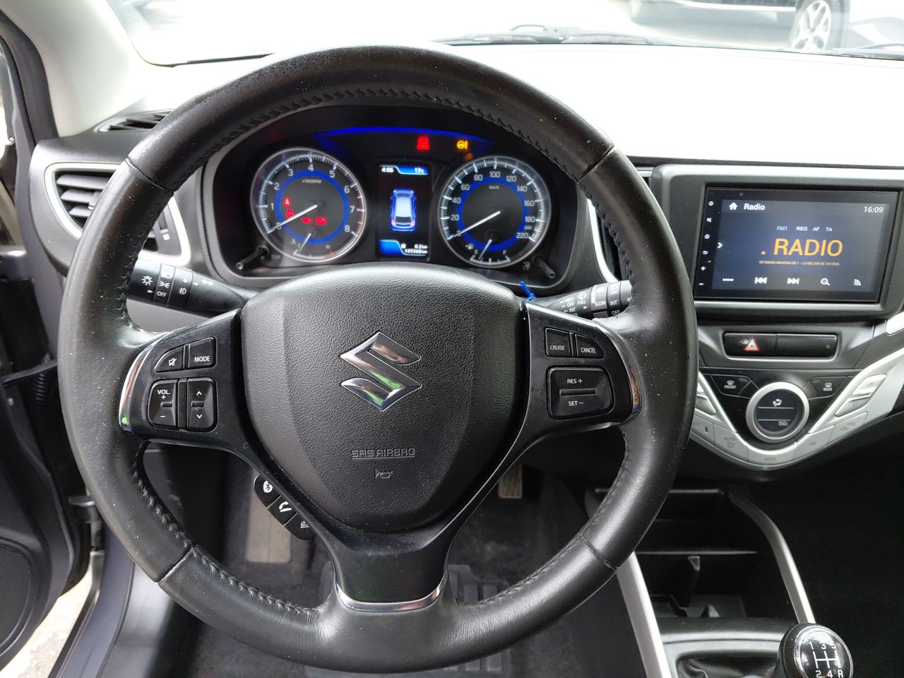 Suzuki Baleno — foto 17 de 28