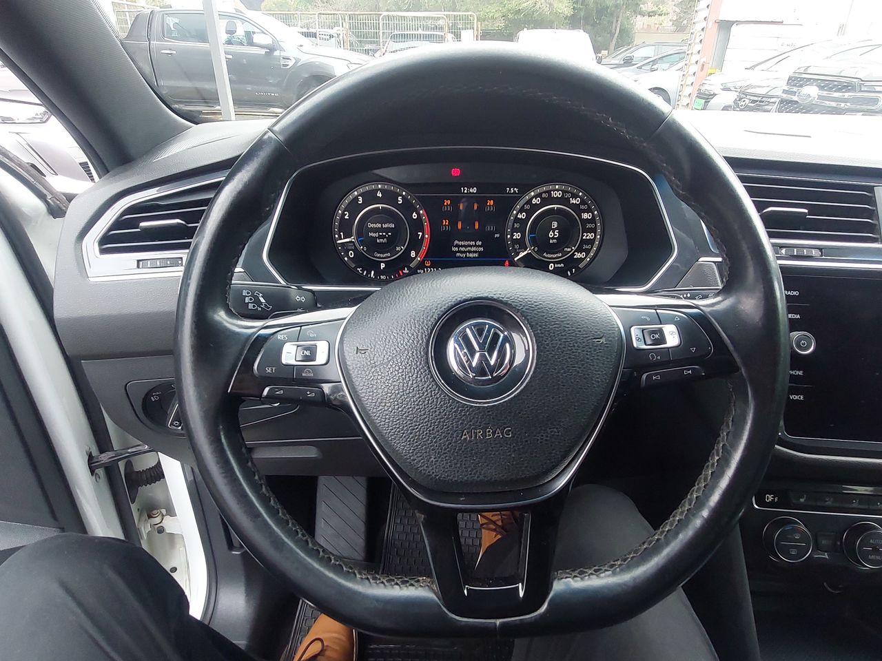 Volkswagen Tiguan — foto 17 de 30