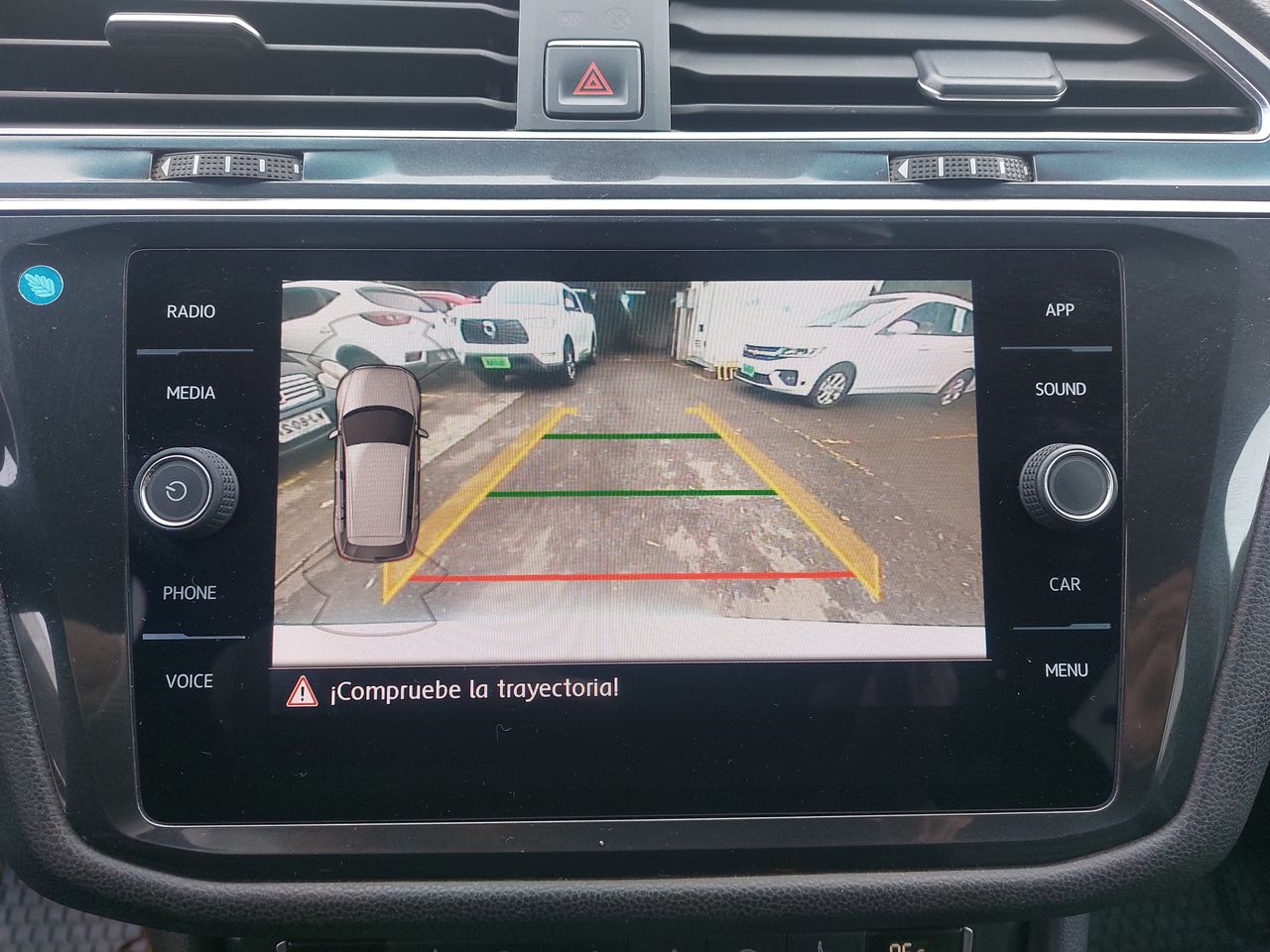 Volkswagen Tiguan — foto 21 de 30