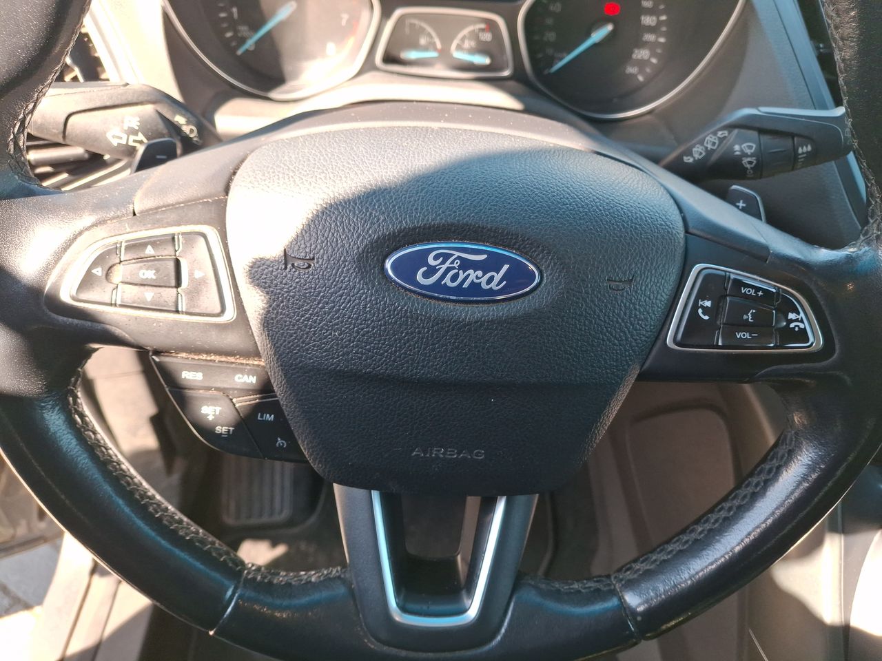 Ford Escape — foto 27 de 37
