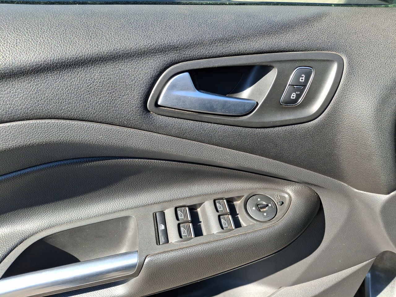 Ford Escape — foto 23 de 37