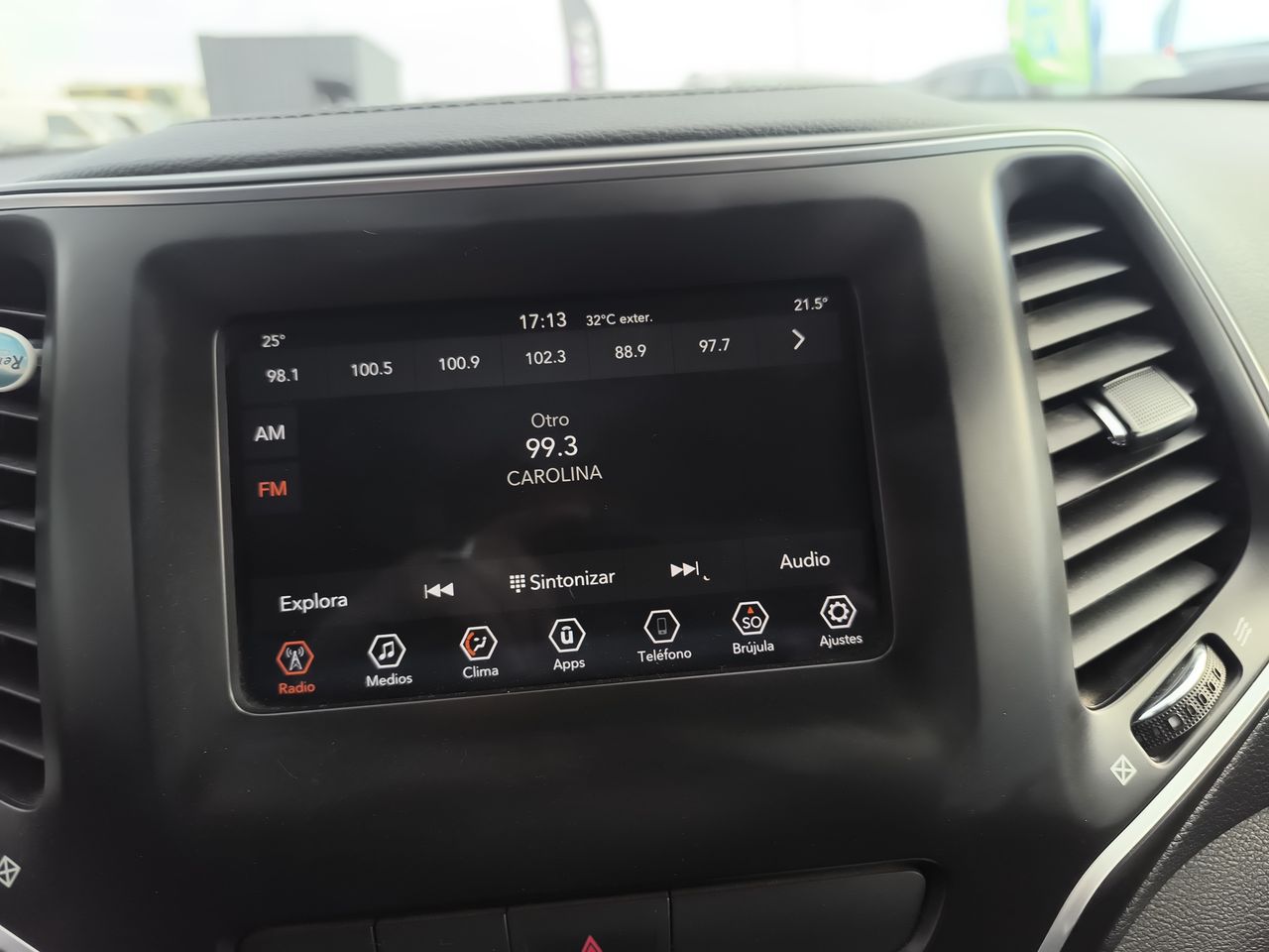 Jeep Cherokee — foto 25 de 29