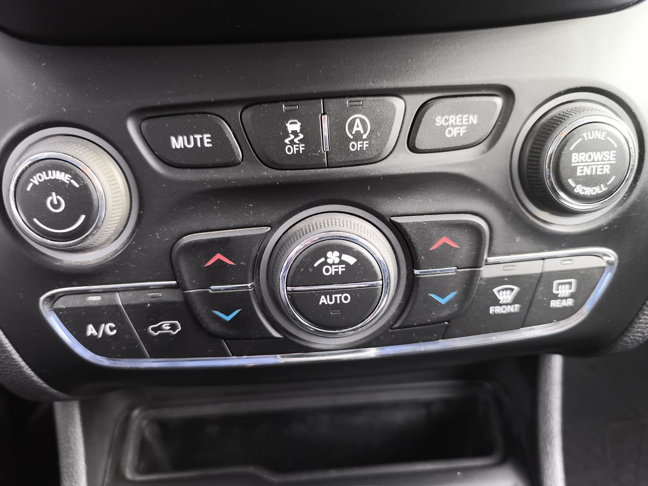 Jeep Cherokee — foto 27 de 29