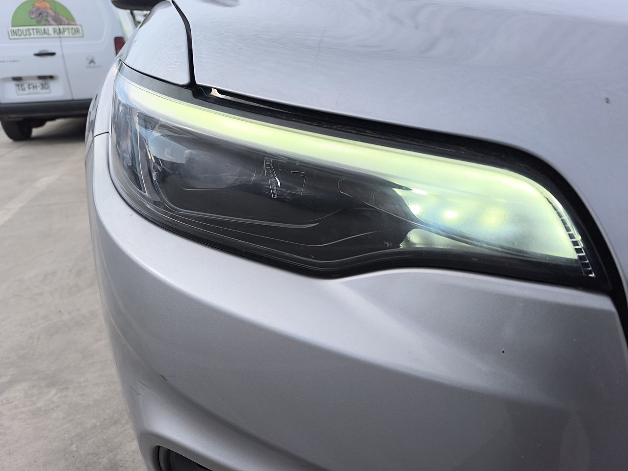 Jeep Cherokee — foto 17 de 29