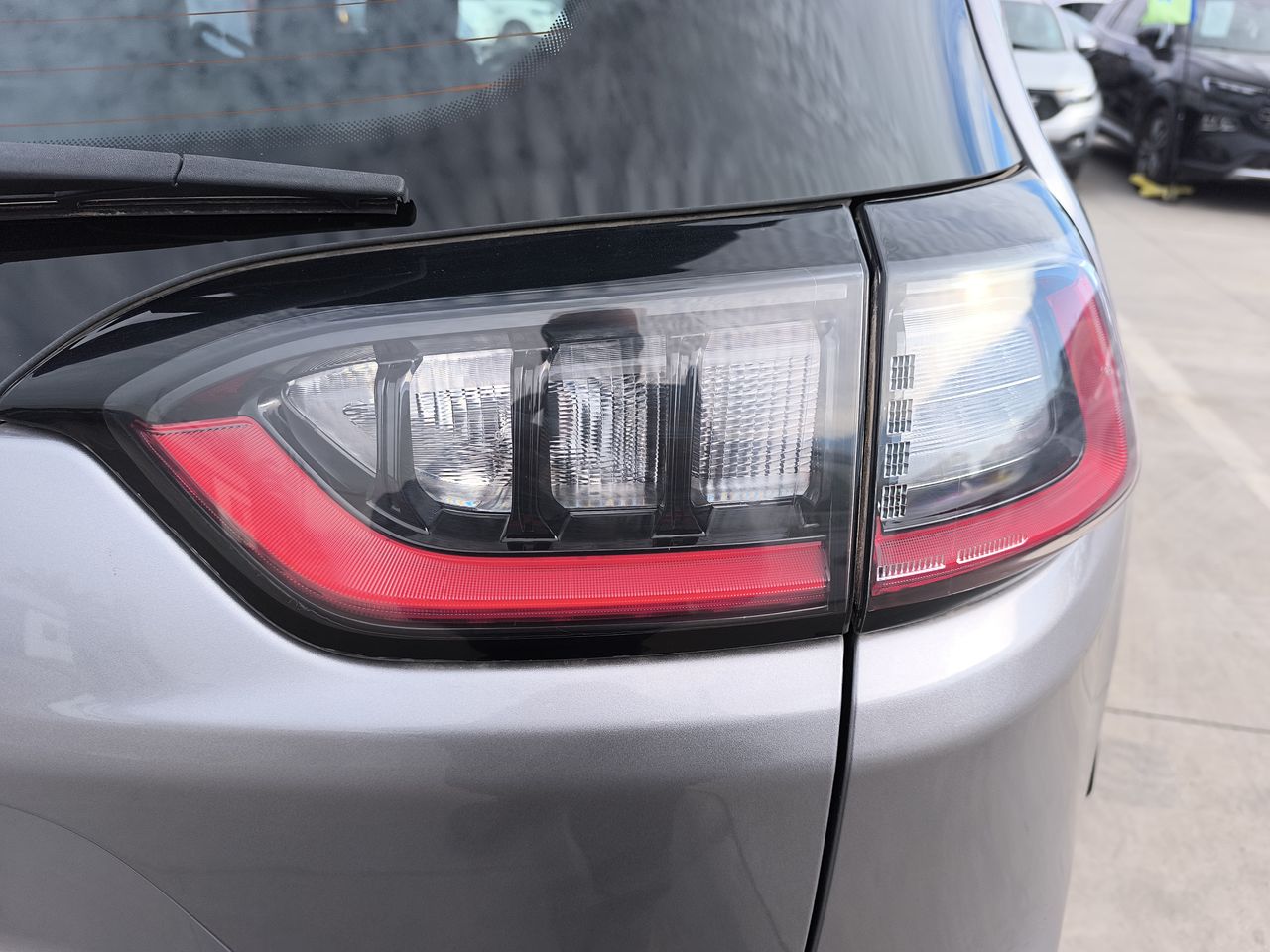 Jeep Cherokee — foto 19 de 29