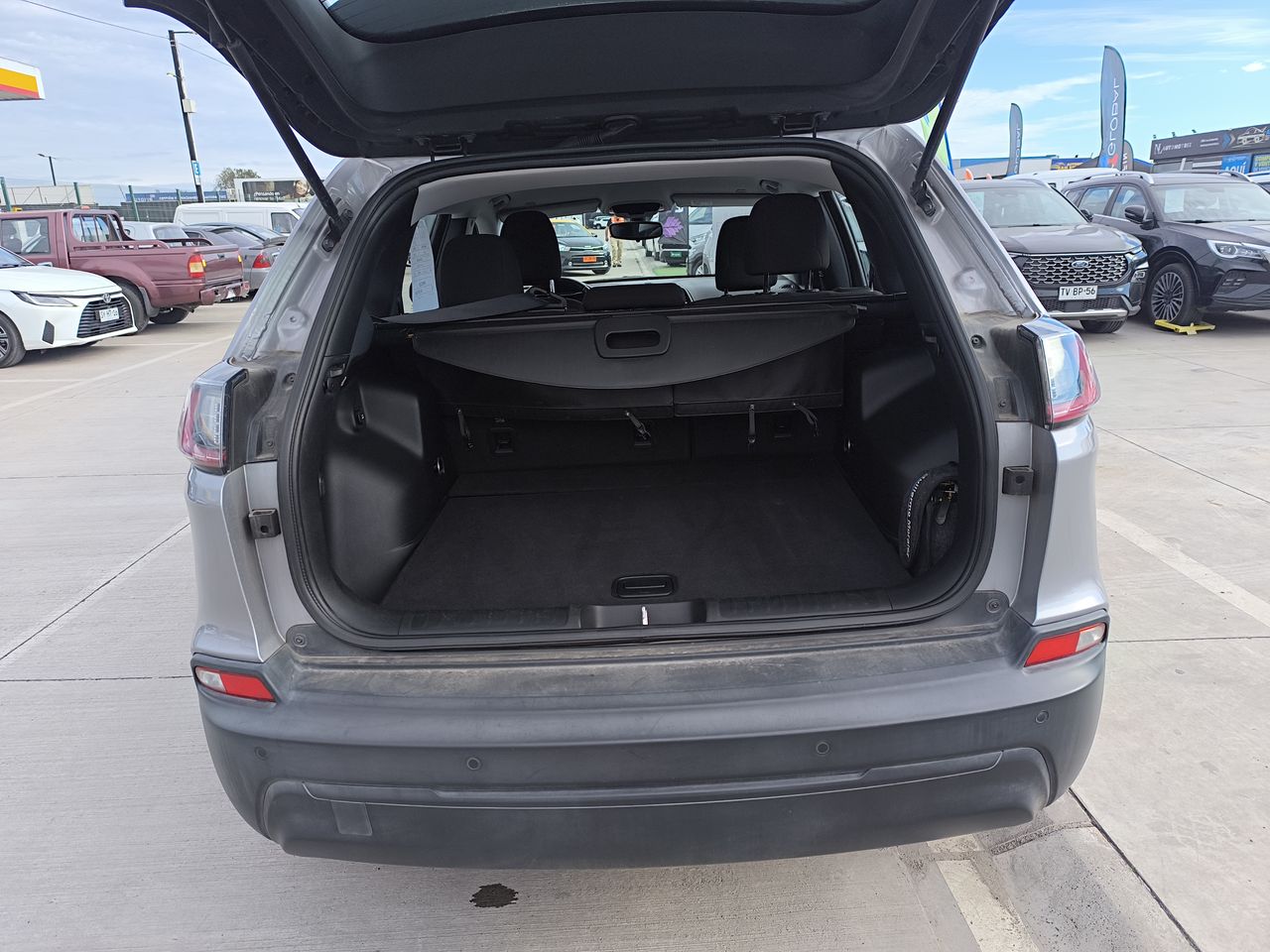 Jeep Cherokee — foto 20 de 29
