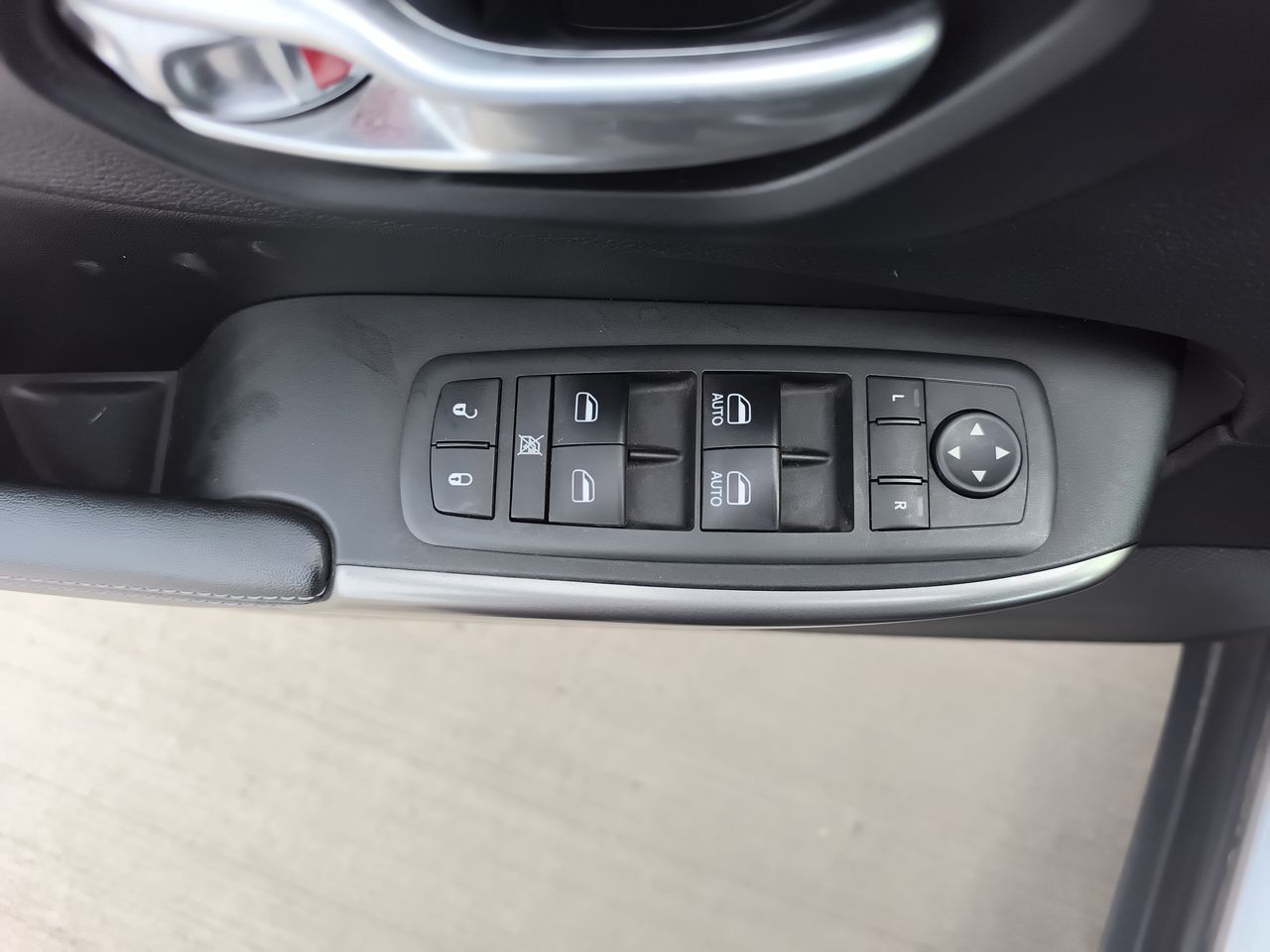 Jeep Cherokee — foto 21 de 29