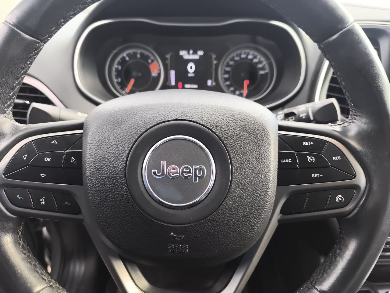 Jeep Cherokee — foto 23 de 29