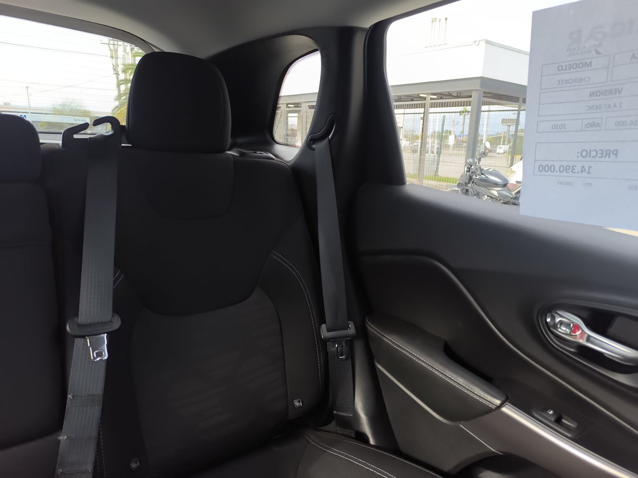 Jeep Cherokee — foto 14 de 29